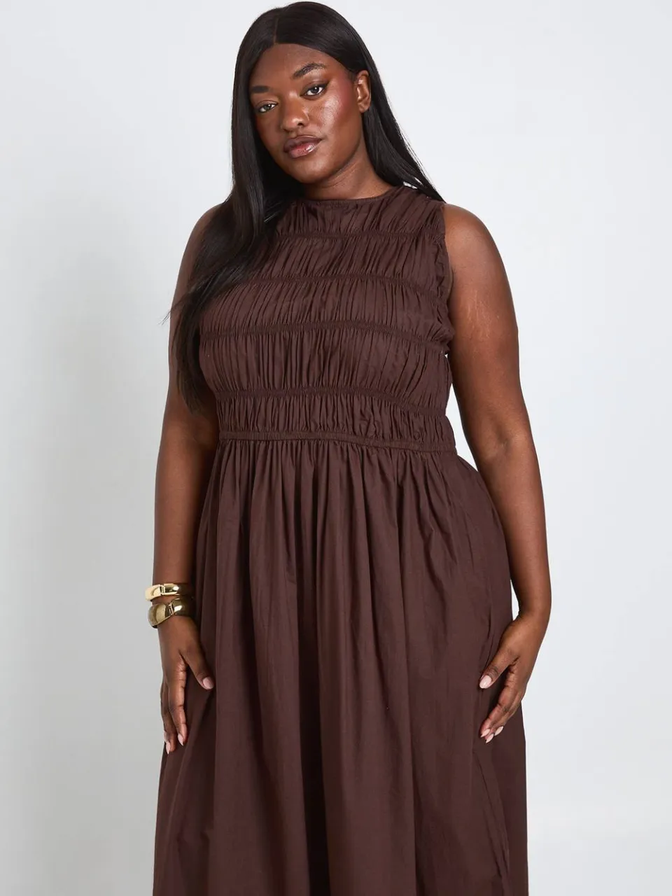 boohoo Dames Plus Katoenen Popeline Gesmockte Maxi Jurk chocoladebruin, foto 3