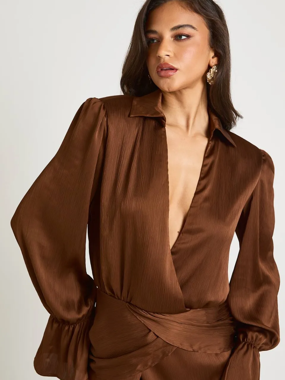 boohoo Dames Satijn Twist Maxi Jurk met split aan de voorkant chocoladebruin, foto 4