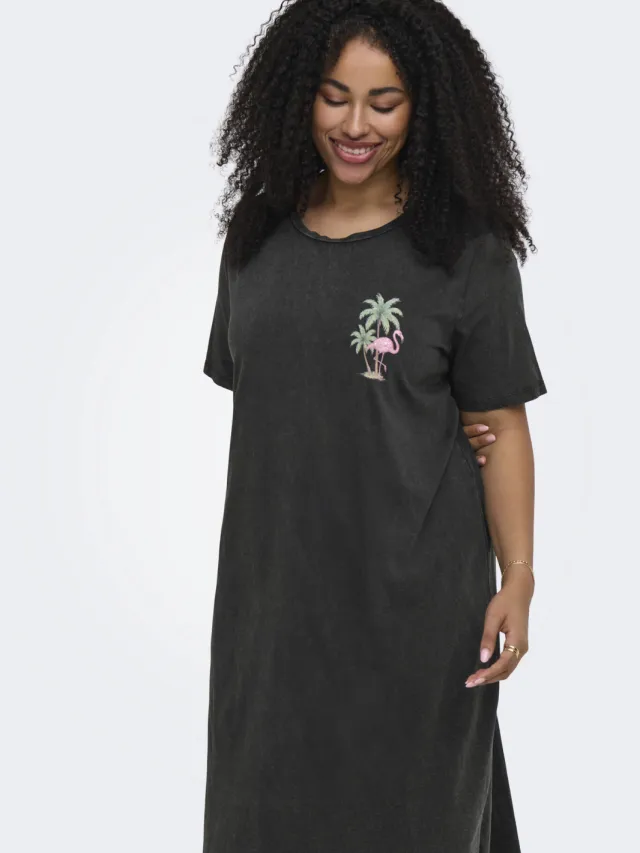 Only Carmakoma T-shirtjurk met backprint zwart