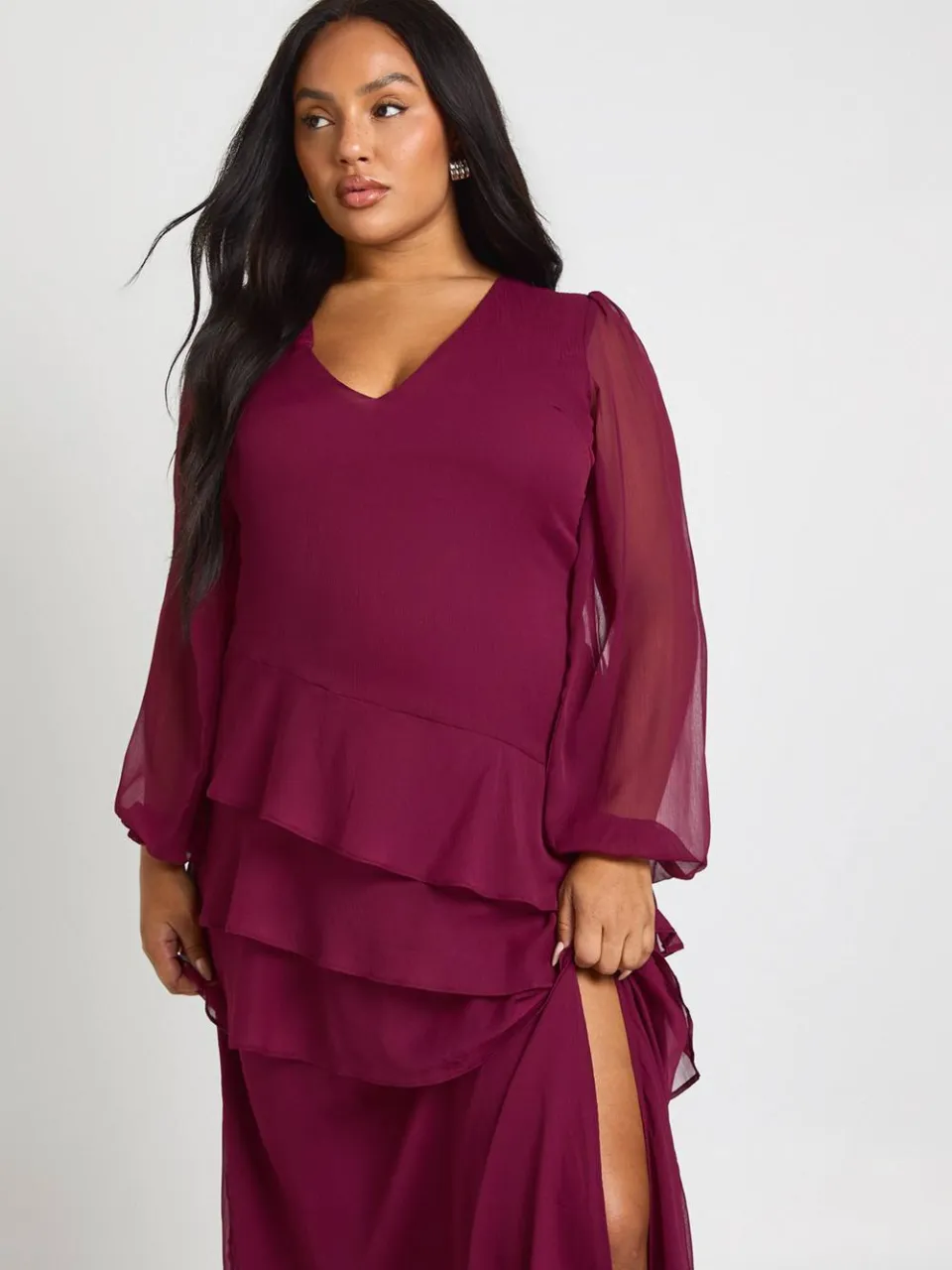 boohoo Dames Plus chiffon maxi-jurk met ruches bordeaux rood, foto 4