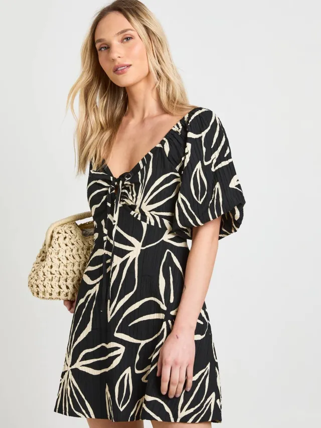 boohoo Dames Petite Gebloemde Getextureerde Volumemouw Mini Jurk Zwart
