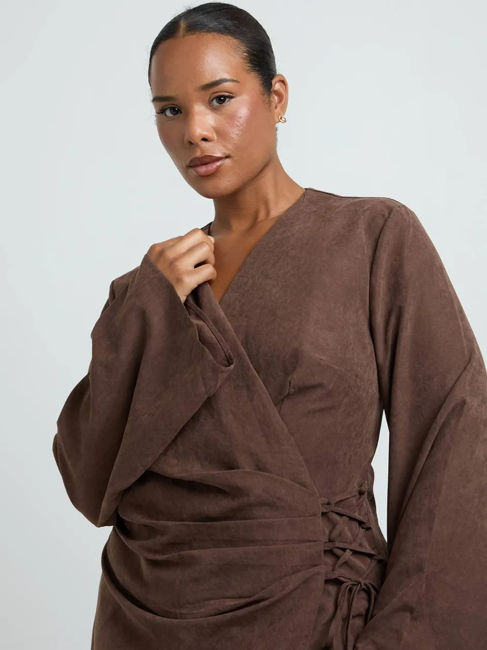 boohoo Dames Plus Perzik Wikkel Jurk chocoladebruin, foto 4