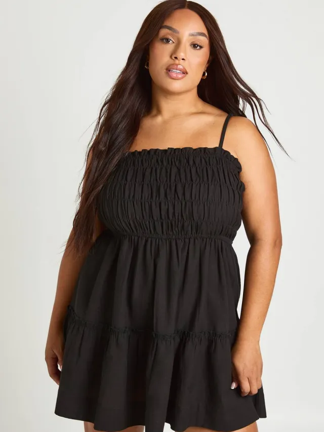 boohoo Dames Plus Linnen-look Bandjes Gesmockte Gelaagde Smock Jurk Zwart