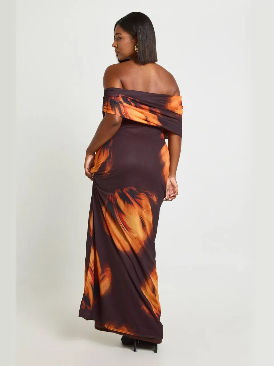 boohoo Dames Plus Asymmetrische Bloemen Mesh Maxi Jurk chocoladebruin, foto 2