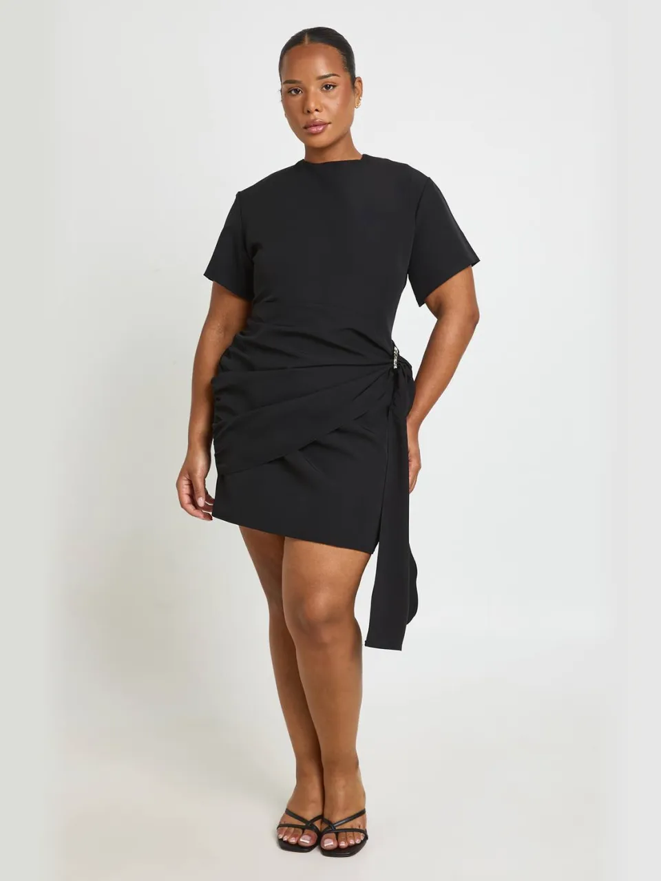 boohoo Dames Plus Mini-jurk Met Trim Detail Gedrapeerde Schouderpad Zwart