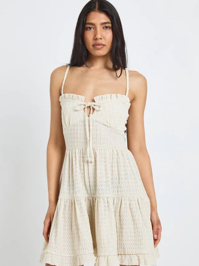 boohoo Dames Lange Getextureerde Smock Jurk Met Ruches Crème