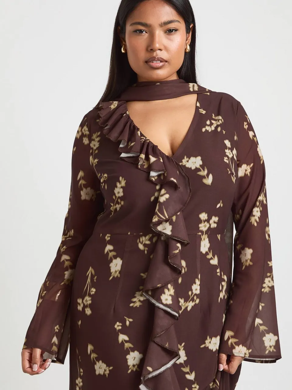 boohoo Dames Plus Maxi Jurk Met Ruches Aan De Voorkant, Naaddetail En Sjaalkraag chocoladebruin, foto 3