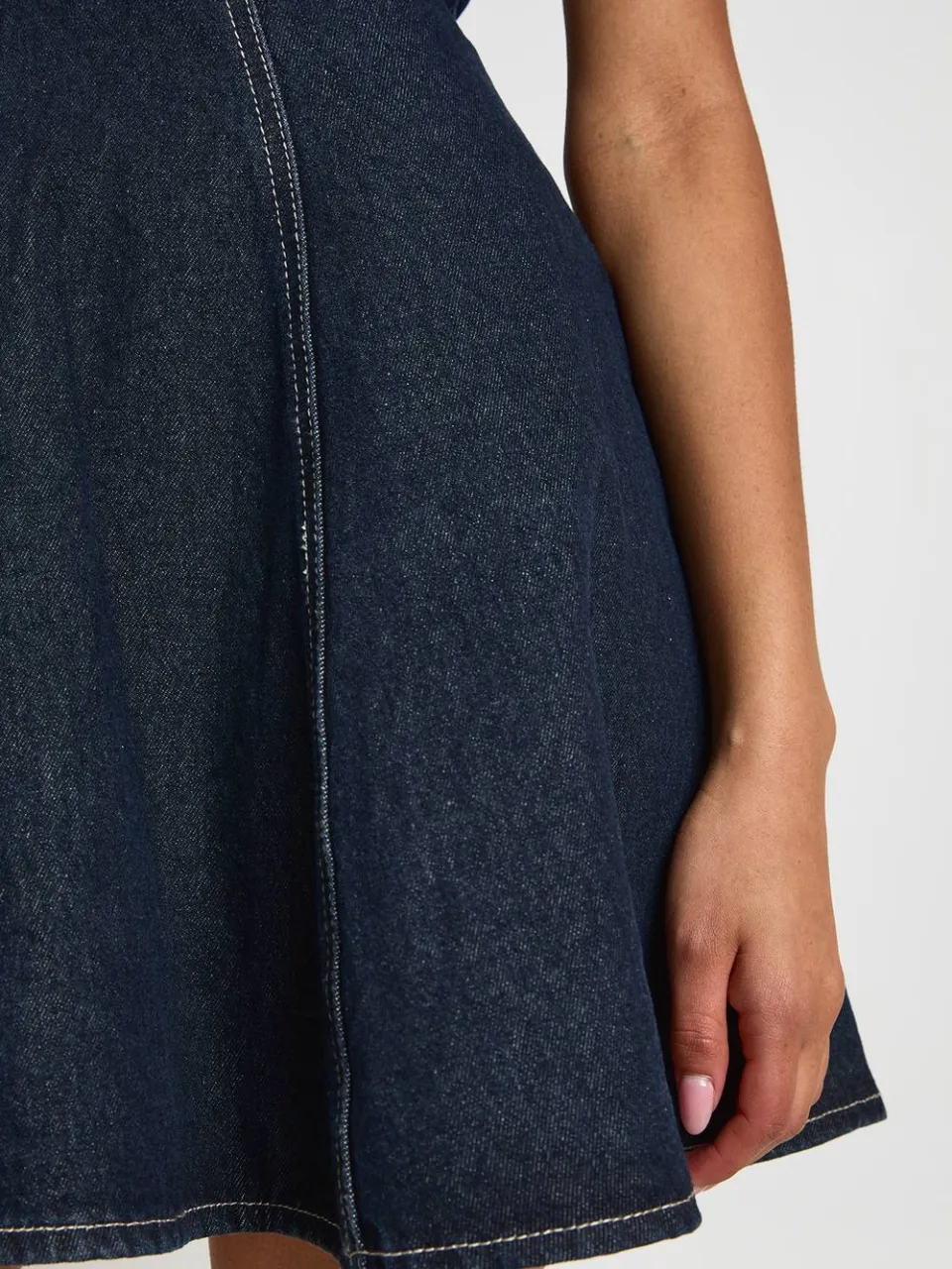 boohoo Dames Mouwloze Denim Jurk Met Uitlopende Zoom, foto 4