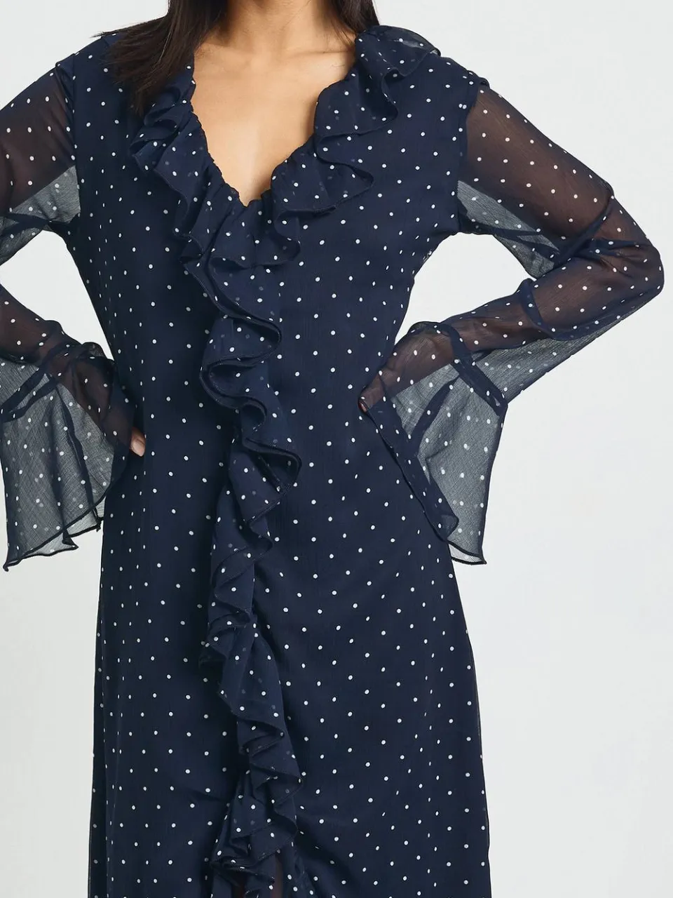 boohoo Dames Petite Chiffon Polkadot Ruffle Detail Midi Jurk marineblauw, foto 4