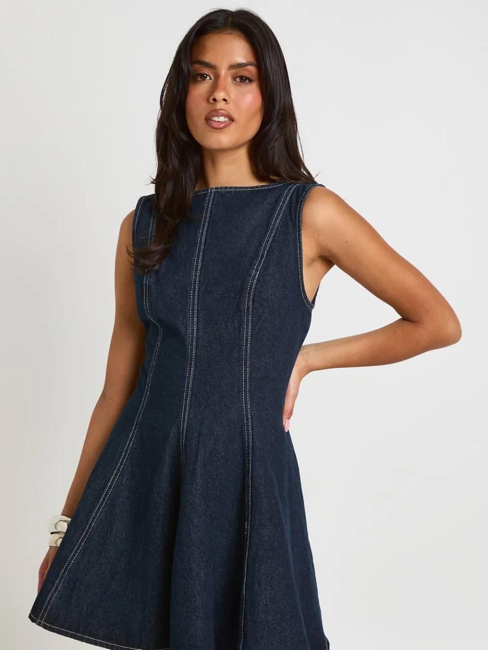 boohoo Dames Mouwloze Denim Jurk Met Uitlopende Zoom, foto 3
