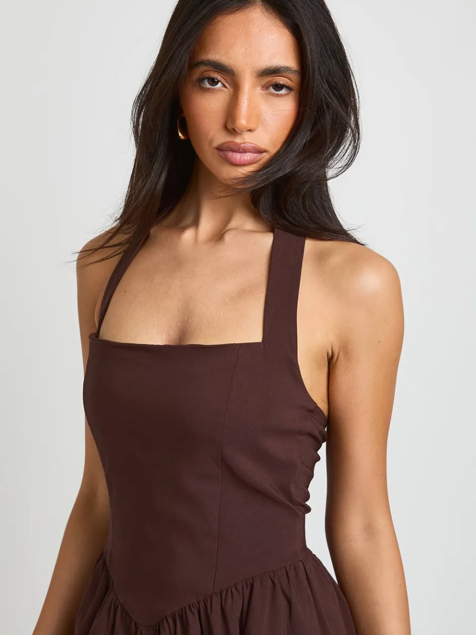 boohoo Dames Bengaline Halter Neck Jurk Met V-taille En Midaxi Lengte chocoladebruin, foto 4