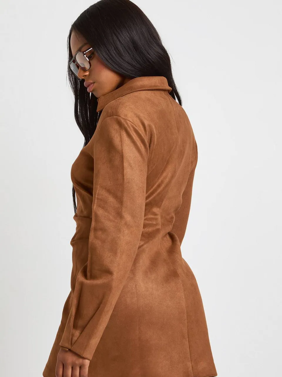 boohoo Dames Namaaksuede jurk met ingesnoerde taille en kraag tan, foto 3