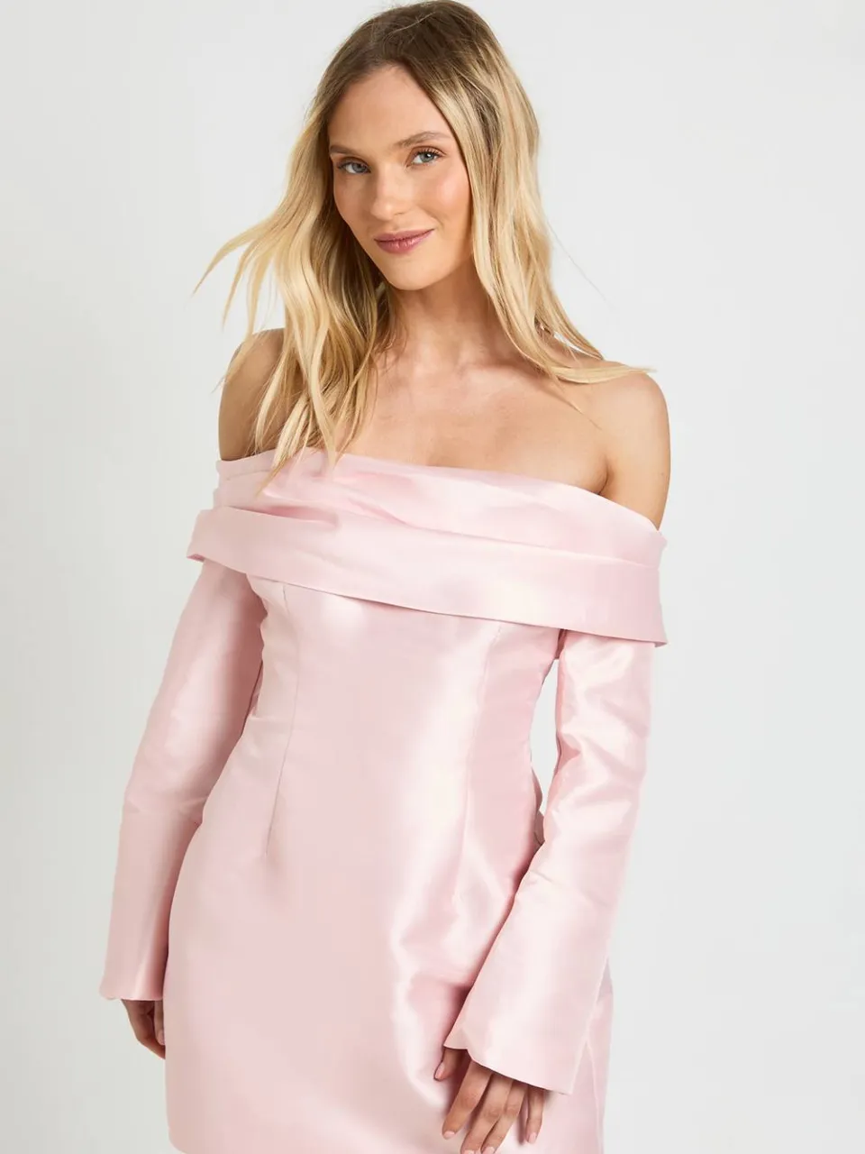 boohoo Dames Petite Satijnen Gestructureerde Bardot Mini Jurk baby roze, foto 3
