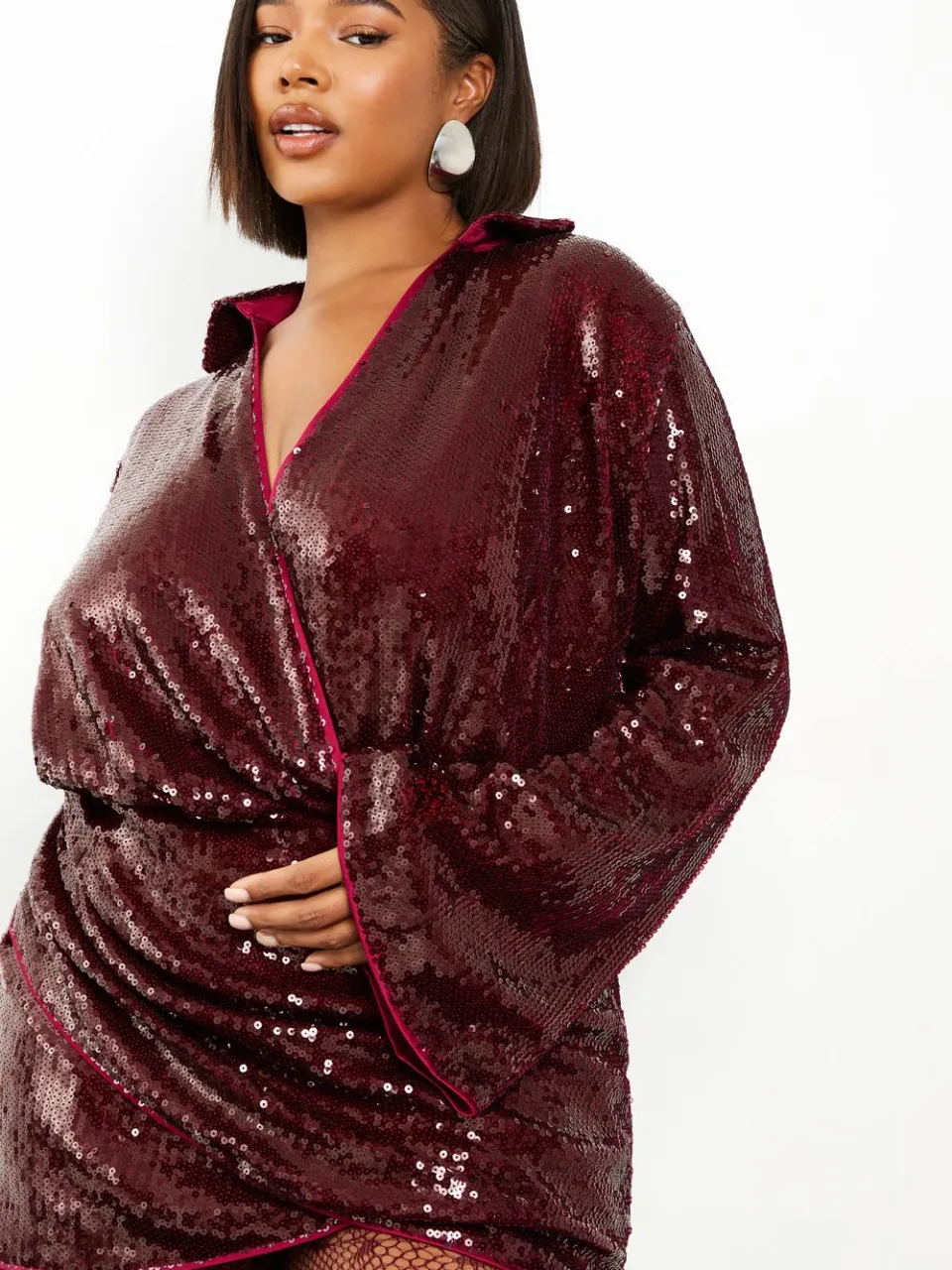 boohoo Dames Plus sequin gedrapeerde shirtjurk met uitlopende mouwen bordeaux rood, foto 4