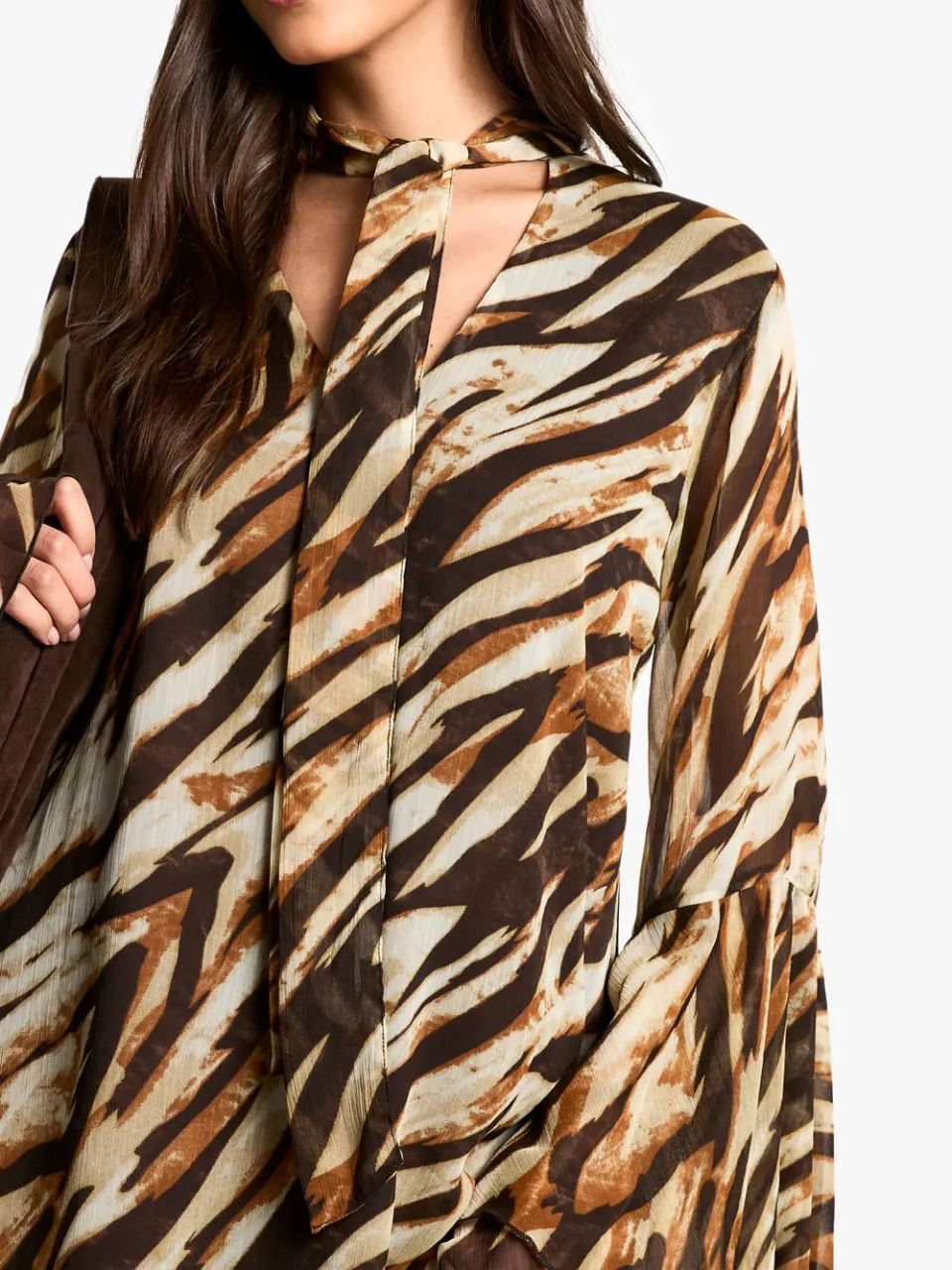 boohoo Dames Zebra Chiffon Smocking Jurk met Uitlopende Mouwen bruin, foto 4