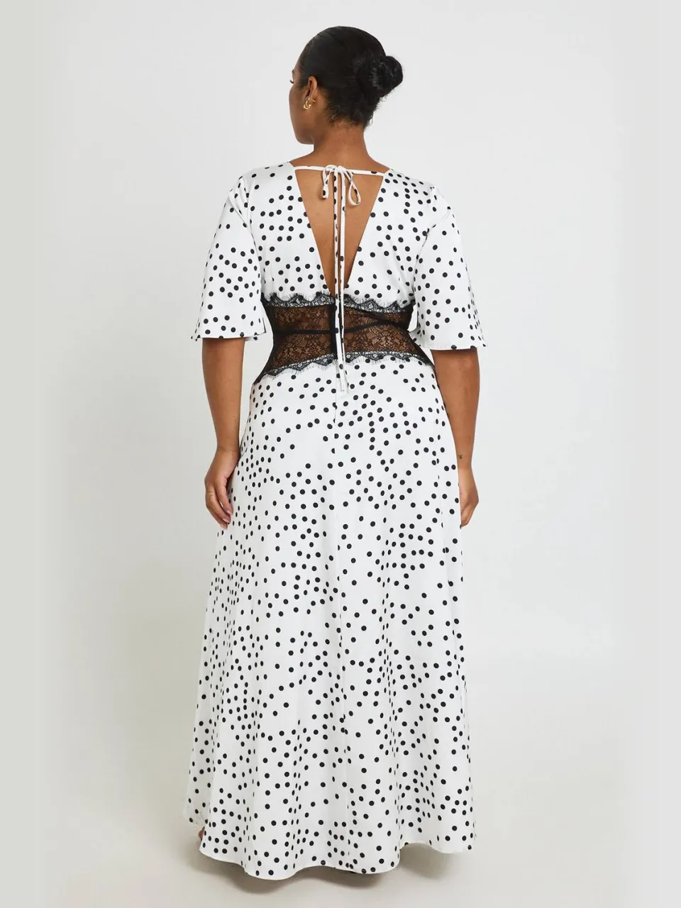 boohoo Dames Plus Satijnen Maxi Jurk Met Stippenprint, Kanten Paneeldetail En Engelenmouwen wit, foto 2