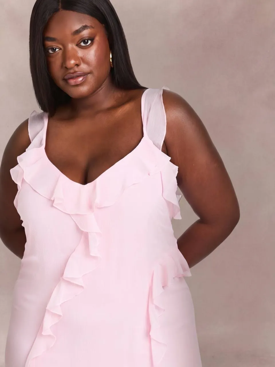 boohoo Dames Plus Chiffon Bandjes Ruches Maxi Jurk baby roze, foto 4