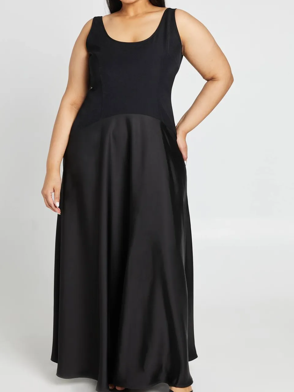 boohoo Dames Plus Crepe Mouwloze Jurk Met Satijnen Rok zwart, foto 3