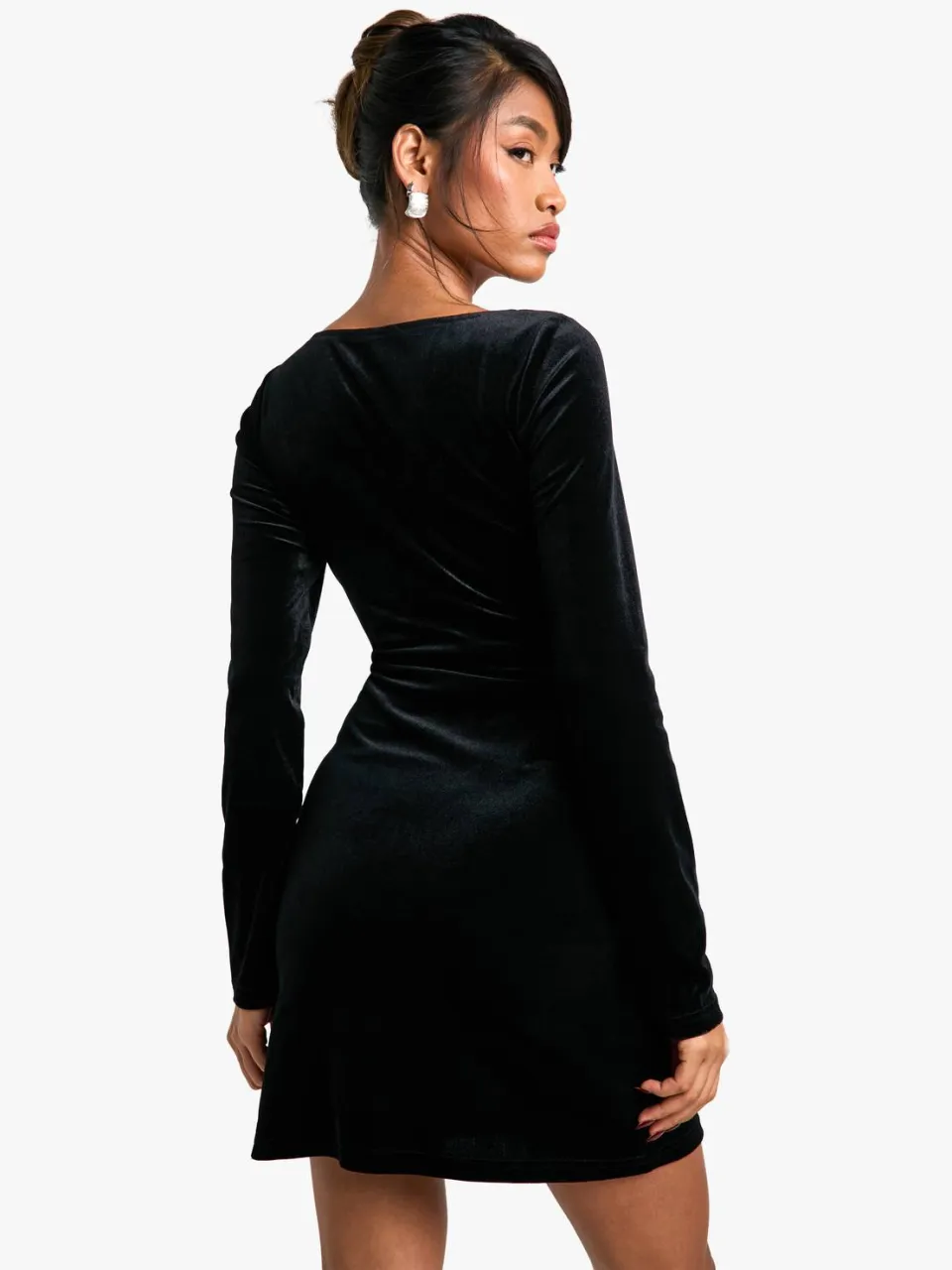 boohoo Dames Fluwelen mini-jurk met vierkante hals, parelbestrating en gestructureerd ontwerp zwart, foto 3