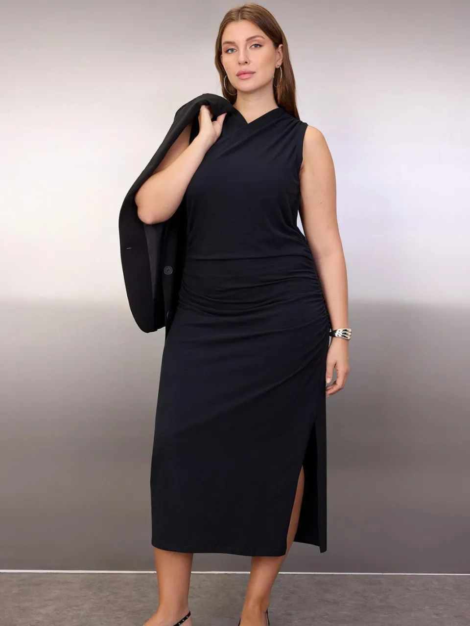 Trendyol Curve Dames Zwart Effen Maxi Mouwloos Casual Recht Grote maten Jurk, foto 2