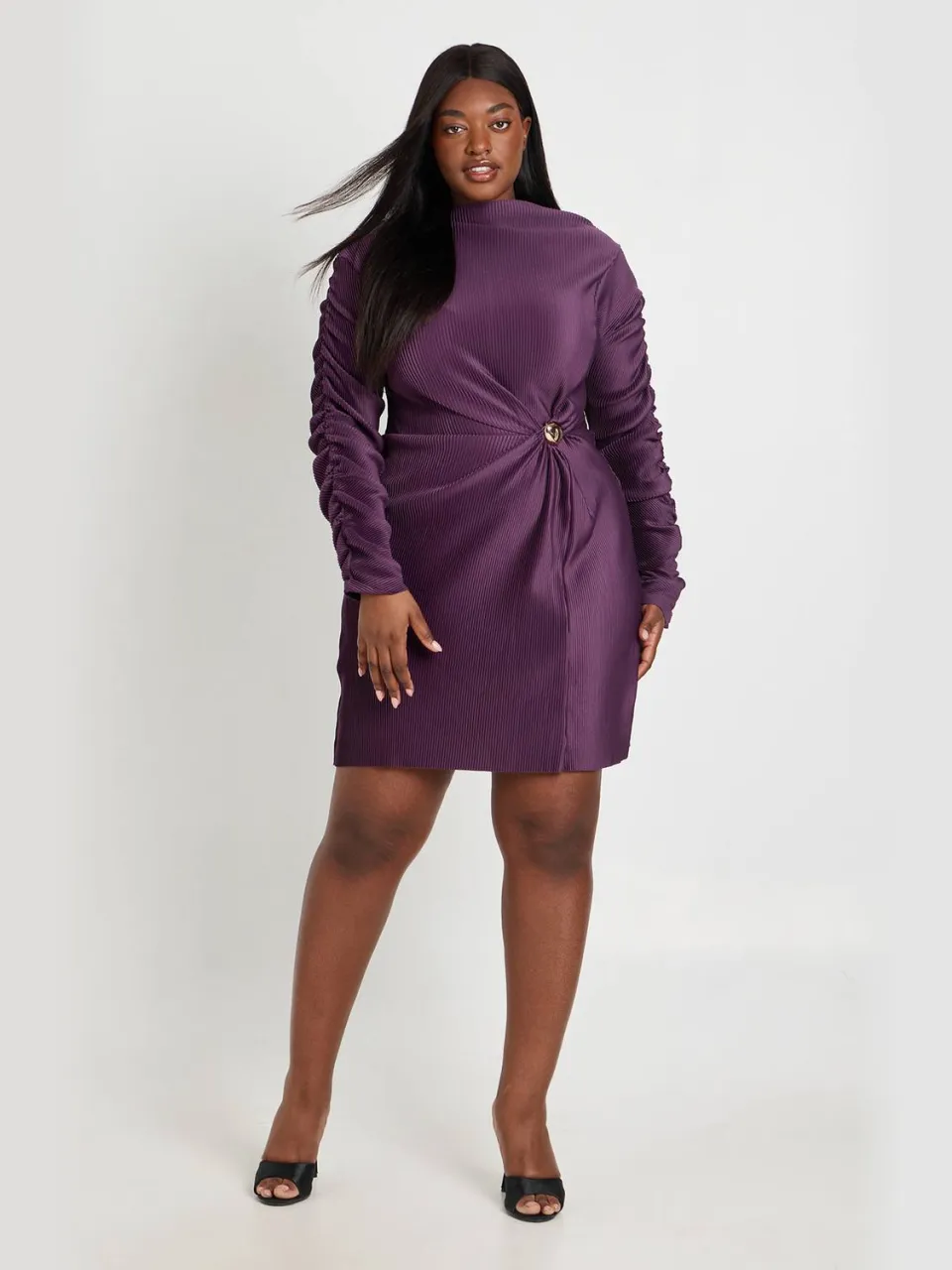 boohoo Dames Plus Plisse Skater Jurk Met Gouden Afwerking, foto 3