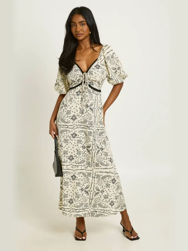 boohoo Dames Midaxi Jurk Met Paisley Print En Kantafwerking Crème