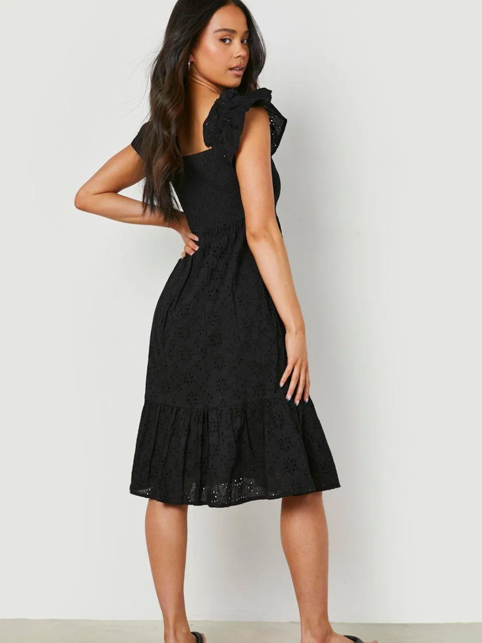 boohoo Dames Petite Broderie Puff Sleeve Bardot Midi Jurk zwart, foto 2