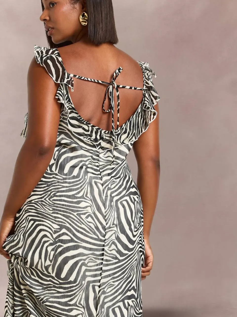 boohoo Dames Plus Zebra Chiffon Bandjes Ruches Maxi Jurk crème, foto 4