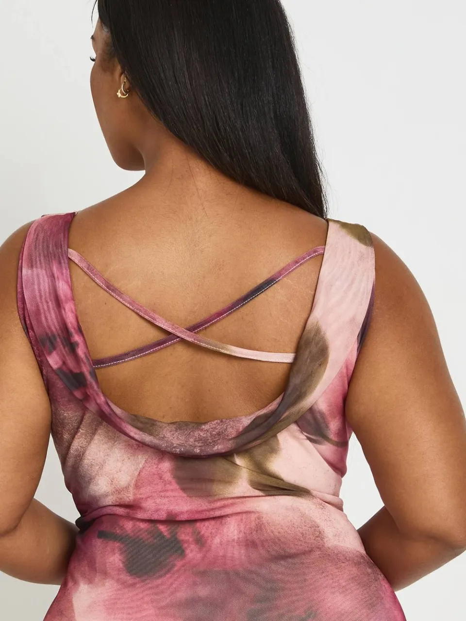 boohoo Dames Plus Mesh Maxi Jurk Met Vervaagde Bloemenprint En Watervalshals roos, foto 4