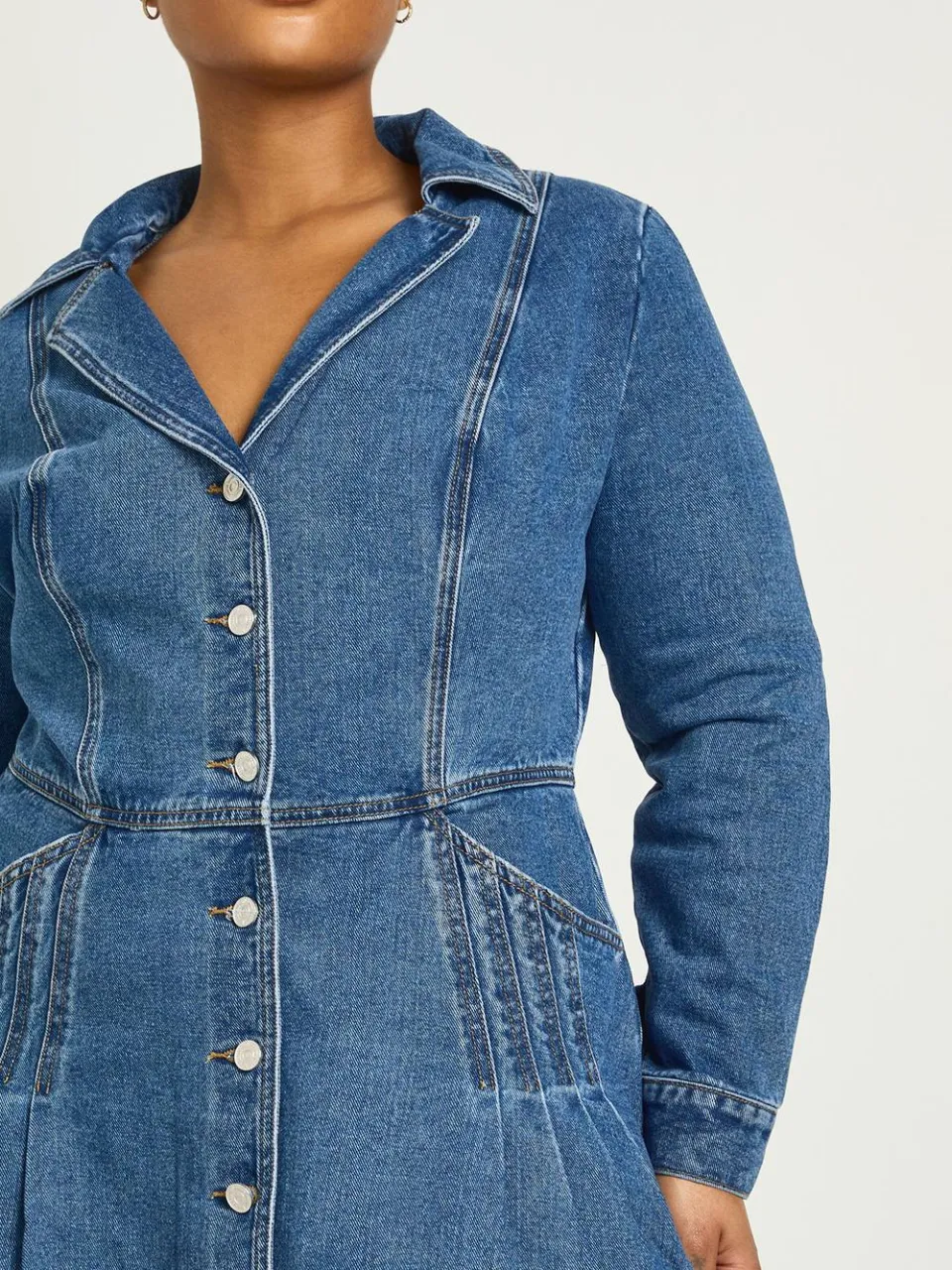 boohoo Dames Plus Denim Mini Jurk met Kraag en Knoopsluiting Lange Mouwen, foto 2