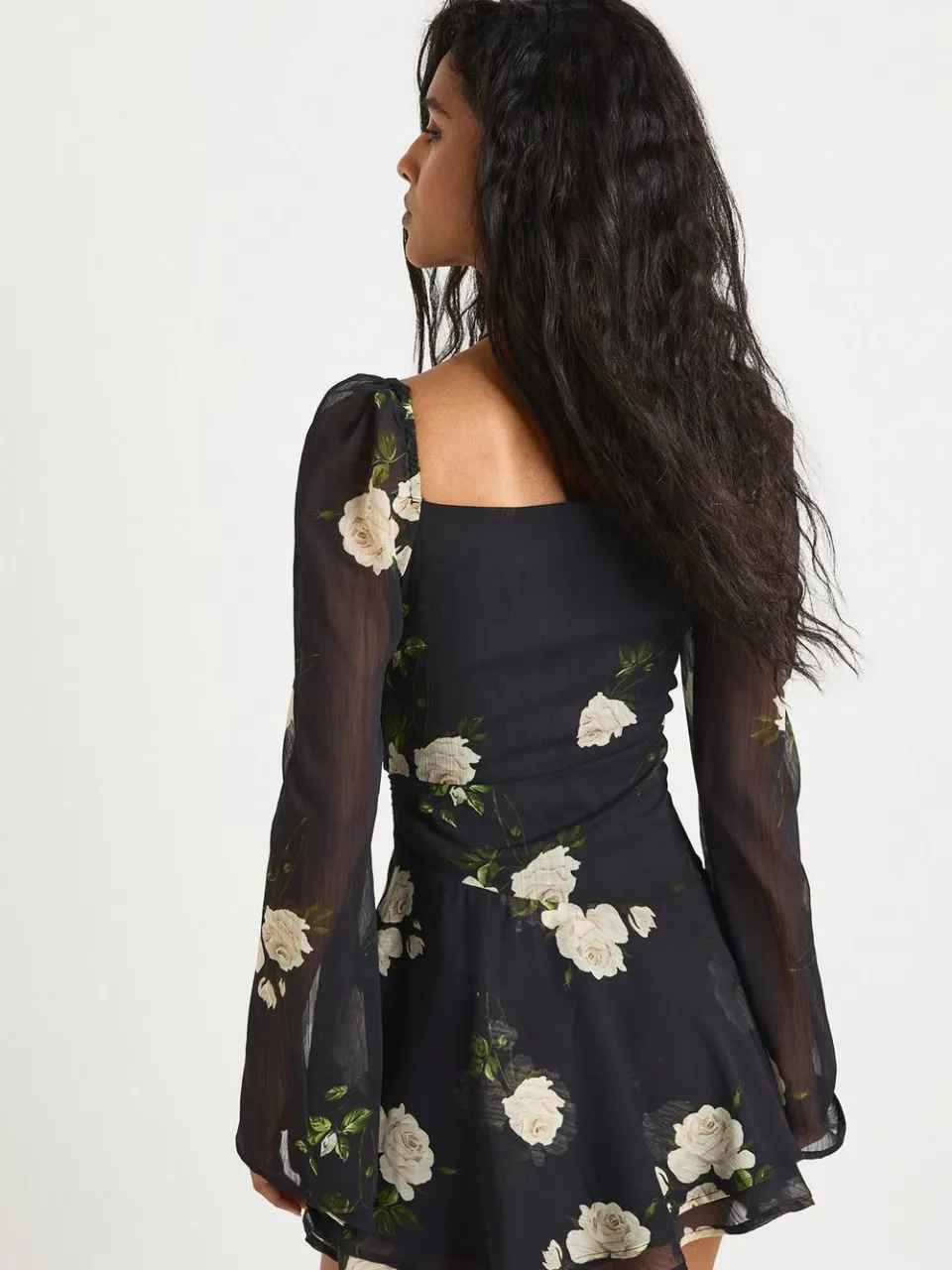 boohoo Dames Florale gerafelde hartvormige geplooide skaterjurk zwart, foto 2