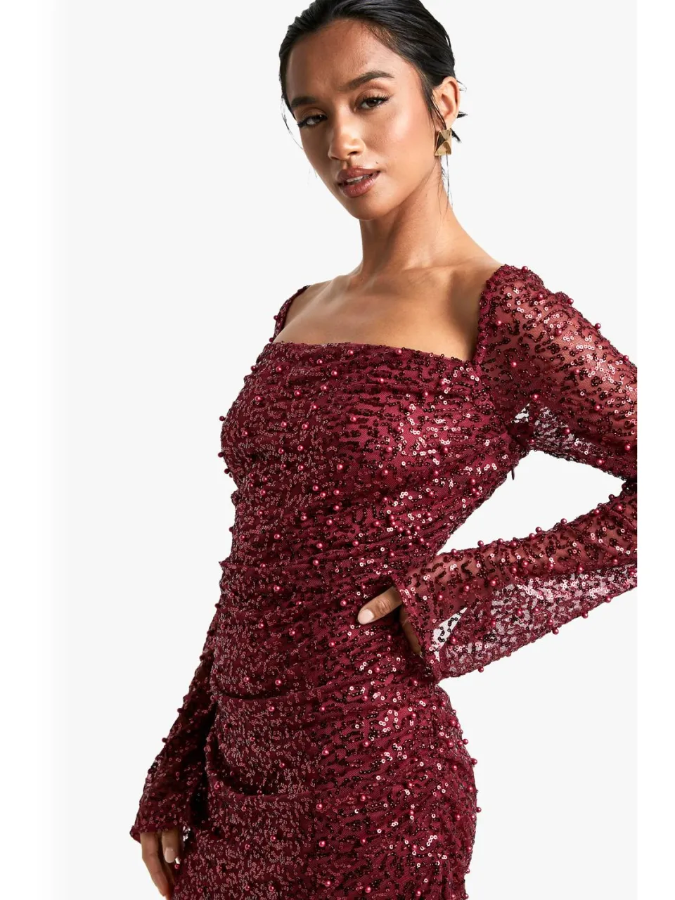 boohoo Dames Petite Mini Jurk met Vierkante Halslijn, Parel- en Paillettenversiering wijn, foto 4
