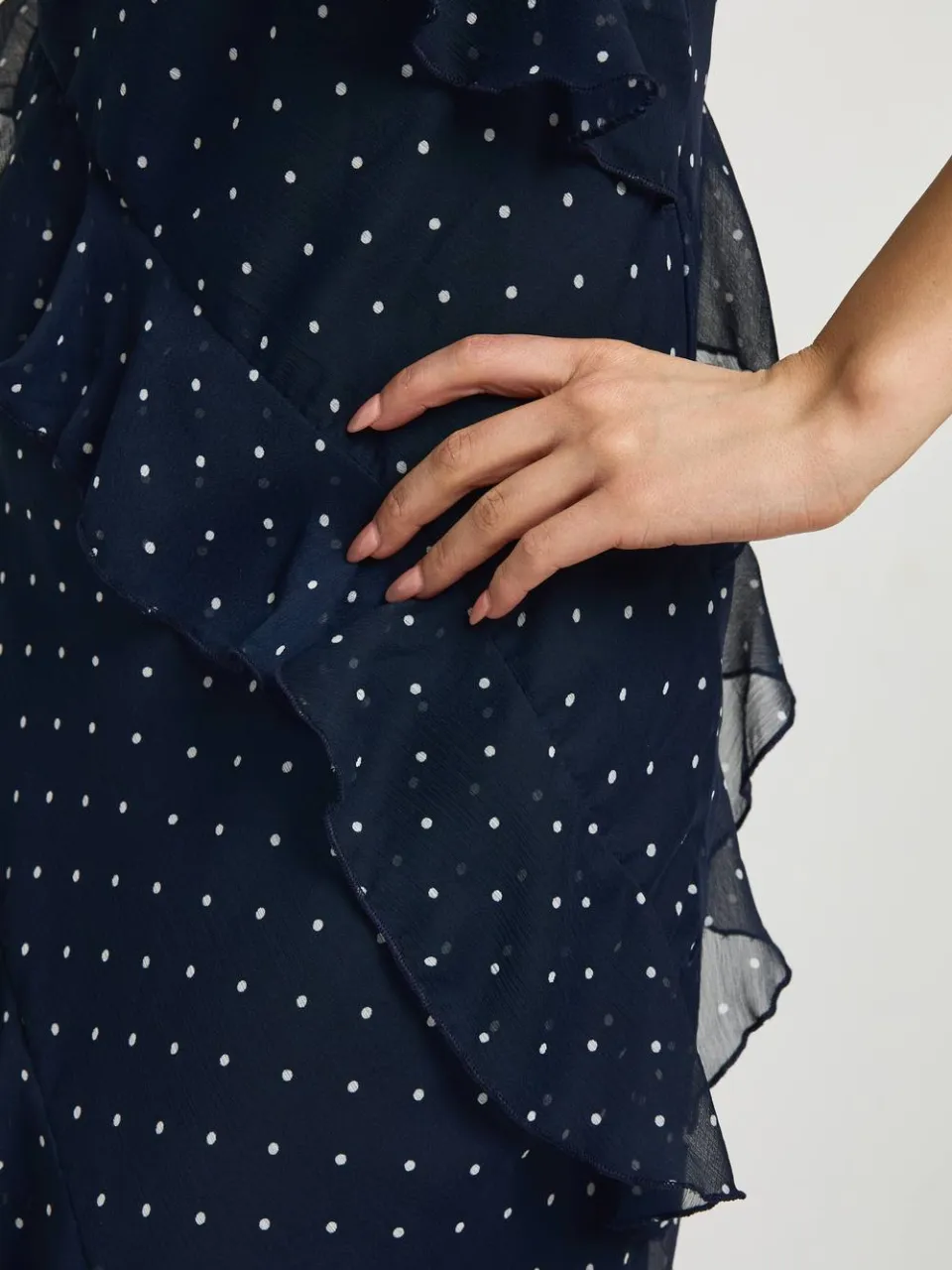 boohoo Dames Chiffon Ruffle Polka Dot Bandjes Maxi Jurk marineblauw, foto 4