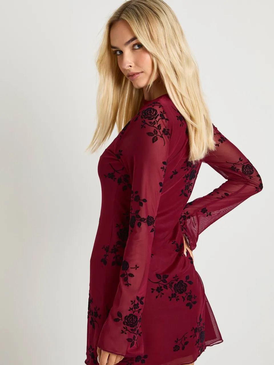 boohoo Dames Devore mini-jurk met uitlopende mouwen wijn, foto 3