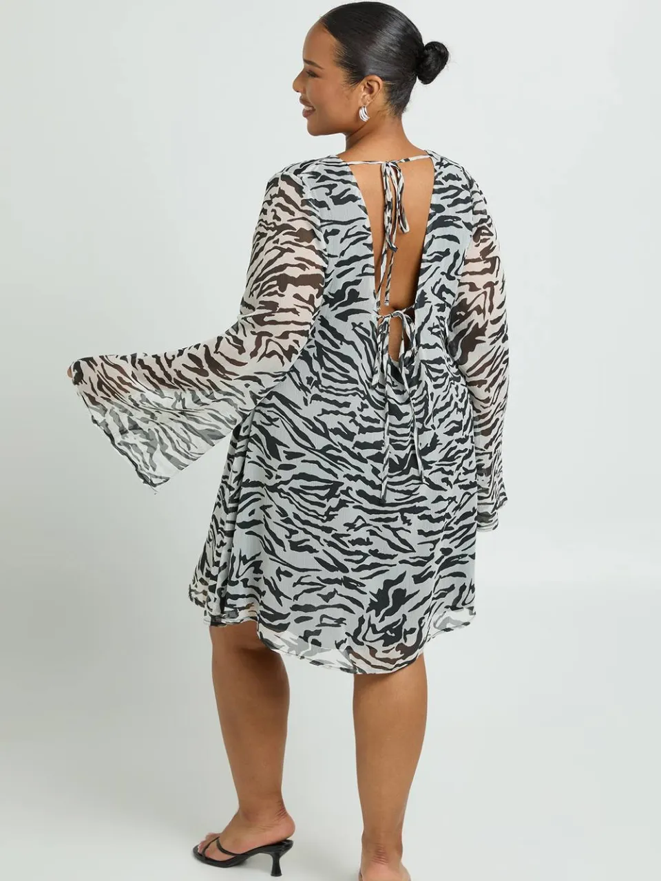 boohoo Dames Plus zebra bedrukt chiffon mini-jurk met uitlopende mouwen zwart, foto 2