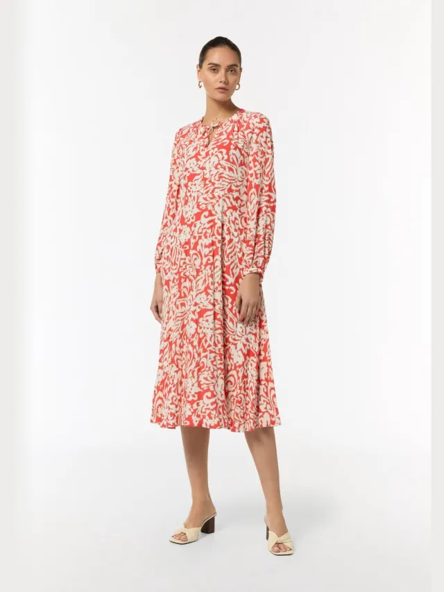 Comma female - Maxi-jurk met crêpestructuur koraalrood