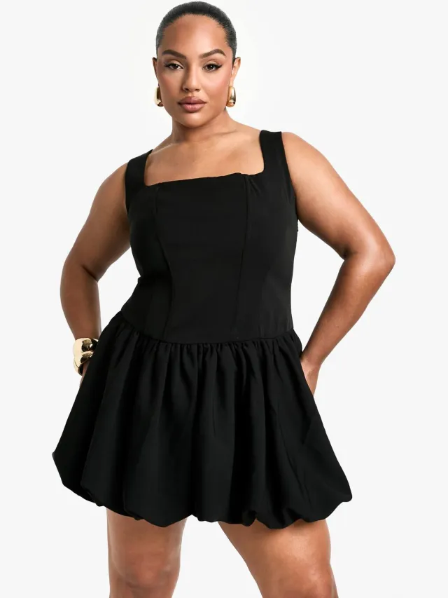 boohoo Dames Plus Square Neck Geplooide Skater Jurk Zwart