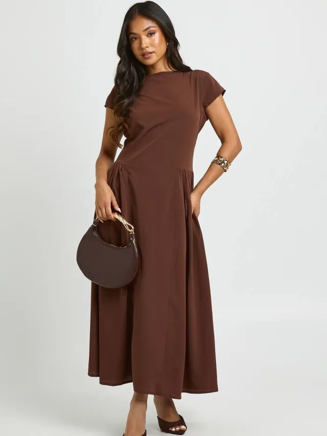 boohoo Dames Petite Getextureerde Volumineuze Rok Midaxi Jurk Chocoladebruin