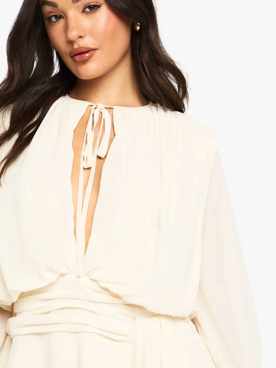 boohoo Dames Petite Chiffon Geraffelde Drapeer-Smock Jurk crème, foto 4