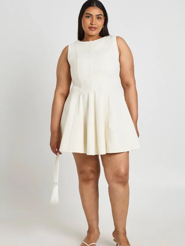 boohoo Dames Plus Denim Flippy Mouwloze Jurk Ecru