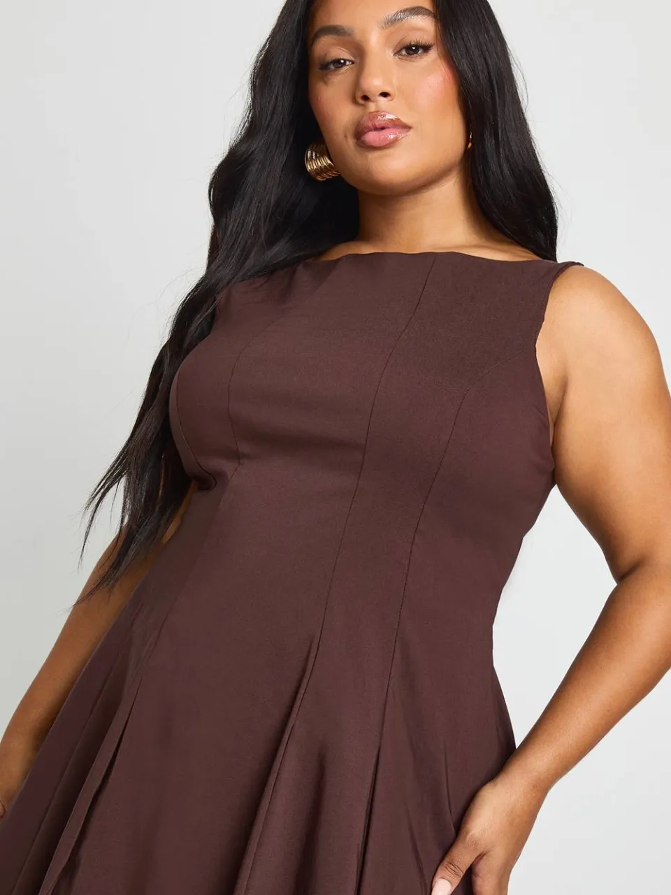 boohoo Dames Plus Bengaline Racerkraag Geplooide Skaterjurk chocoladebruin, foto 4