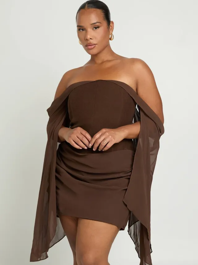boohoo Dames Plus Bardot Uitlopende Mouw Gedrapeerde Rok Corset Mini Jurk Chocoladebruin
