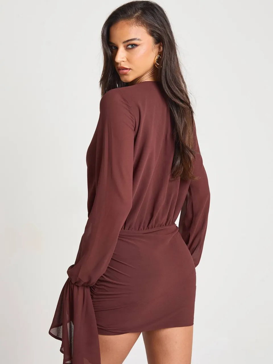 boohoo Dames Mini chiffon wikkeljurk met uitlopende mouwen en geruched detail chocoladebruin, foto 2