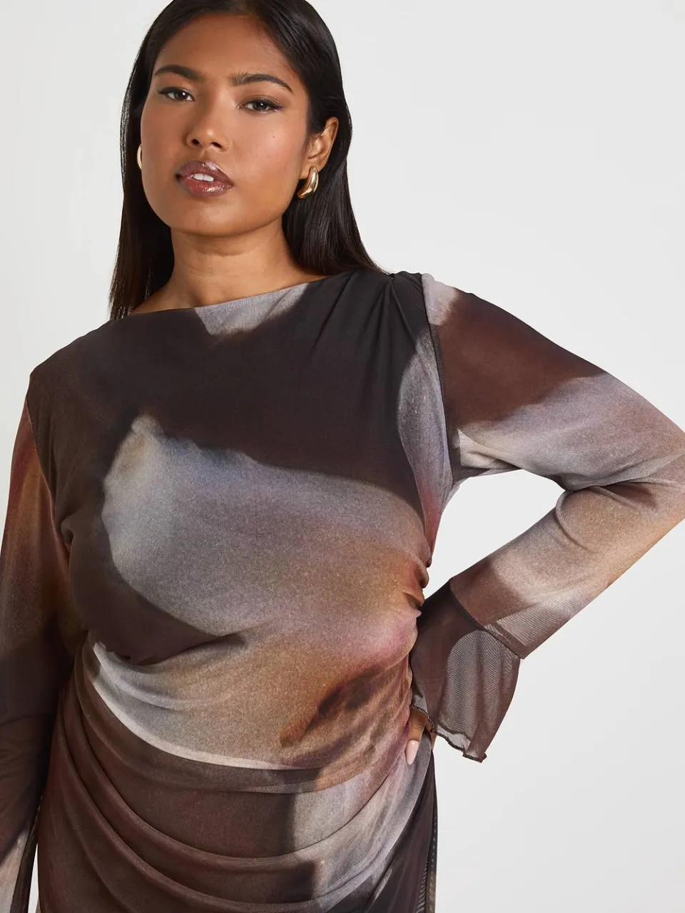 boohoo Dames Plus Size Bloemige Geraffelde Mini Shiftjurk bruin, foto 4