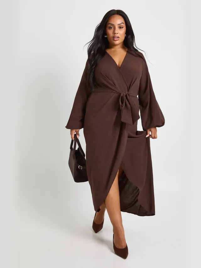 boohoo Dames Plus getextureerde maxi-jurk met strikdetail Chocoladebruin