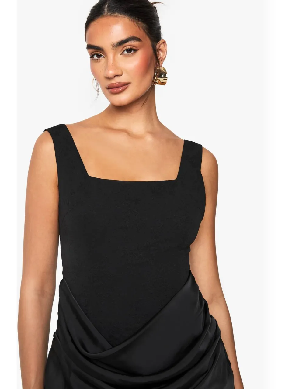 boohoo Dames Satijnen Drape Mini-jurk met Vierkante Hals zwart, foto 3