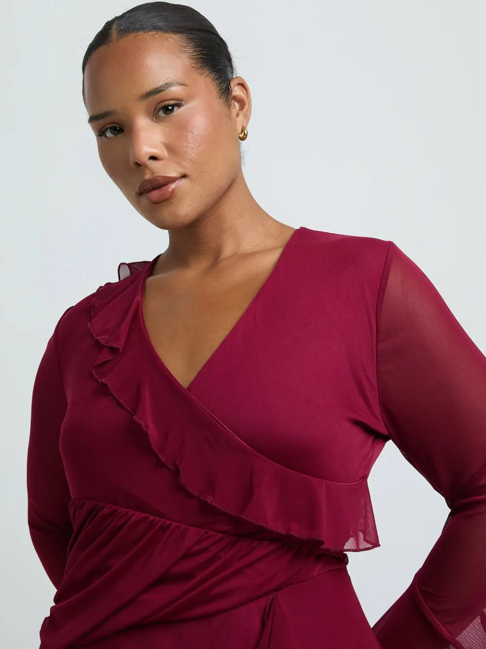 boohoo Dames Plus Ruffle Wrap Detail Maxi Jurk kersen, foto 4