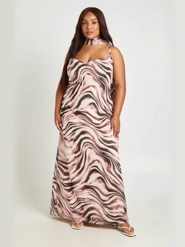boohoo Dames Plus Chiffon Maxi Jurk Met Waterval Halslijn Zwart