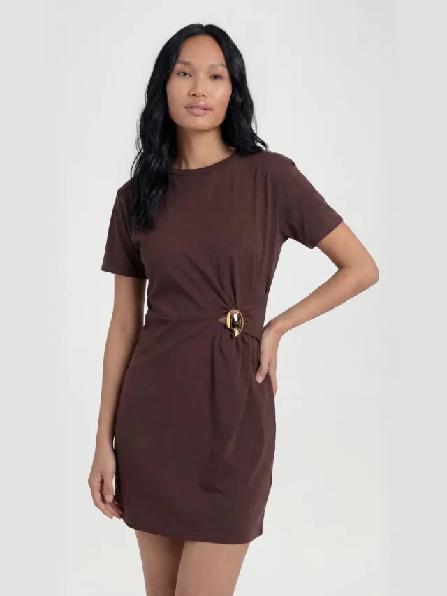 boohoo Dames T-shirt Jurk Met Goudkleurig Detail Chocoladebruin