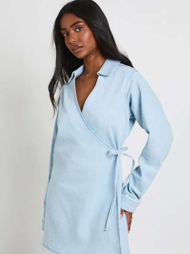 boohoo Dames Denim Wikkel Jurk Gebleekt